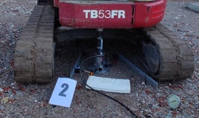 Prova di carico su piastra eseguita con un escavatore usato come contrasto, cartellino di prova numero 2