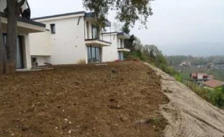 Scarpata rinforzata con metodi naturali accanto a una villa con giardino
